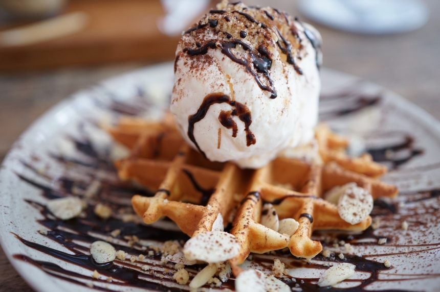 Gofre de avellana tostada con helado al gusto