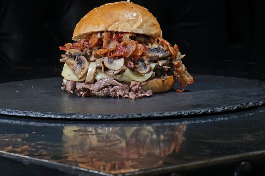 Hamburguesa de Pastrami y salsa t&aacute;rtara