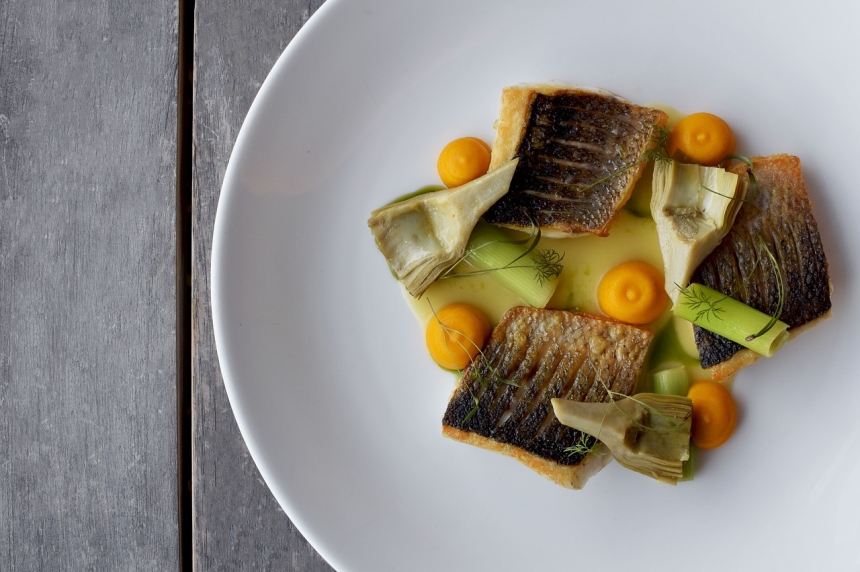 Lubina salvaje a la plancha con salsa beurre blanc y verduritas